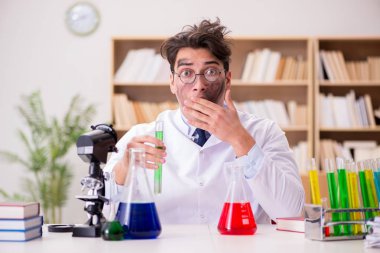 Çılgın bilim adamı bir laboratuarda deneyler yapıyor.