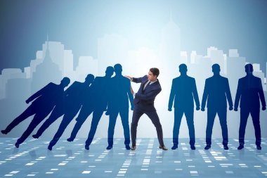 Domino etkisi iş konseptinde iş adamı