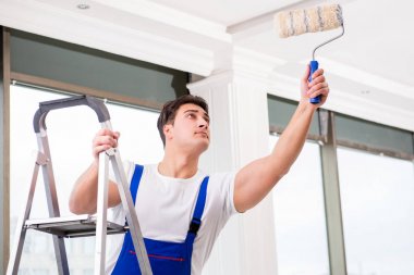 İnşaat alanında çalışan bir boyacı.