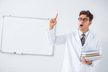 Komik doktor bilim adamı hastanede sunum yapıyor.