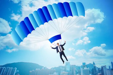 Genç işadamı iş konseptinde paraşütle atlıyor
