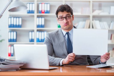 Ofisteki işadamı elinde boş bir mesaj panosu tutuyor.