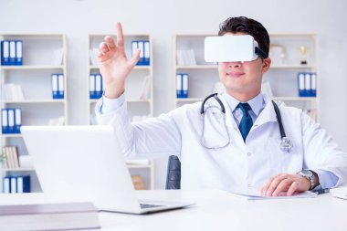 Sanal gerçeklik kulaklığı olan genç doktor ofiste çalışıyor.