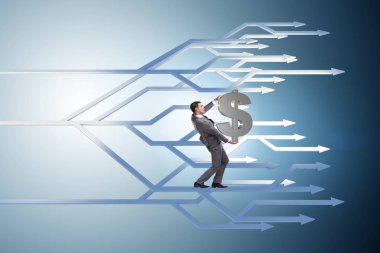 Farklı kariyer yolları düşünen bir iş adamı.