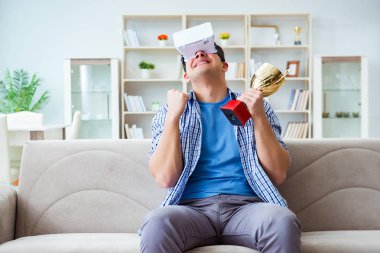 Sanal gerçeklik gözlüğü takan adam ödül kupası ödülü alıyor