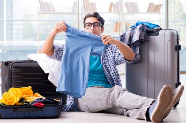 Genç adam tatil için hazırlanıyor.