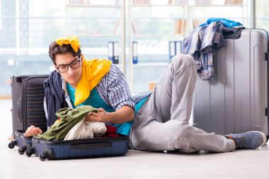 Genç adam tatil için hazırlanıyor.