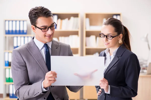 Empresario y empresaria discutiendo en el cargo — Foto de Stock