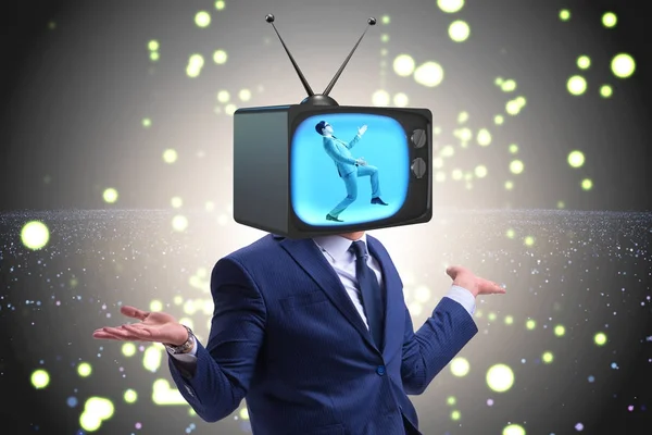 Televizyon bağımlısı bir adam.