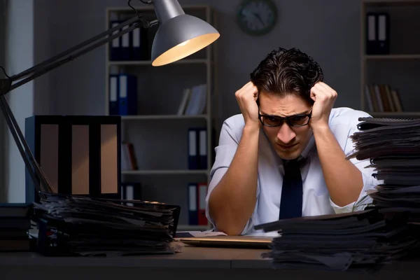 Jeune homme d'affaires travaillant des heures supplémentaires tard dans le bureau — Photo