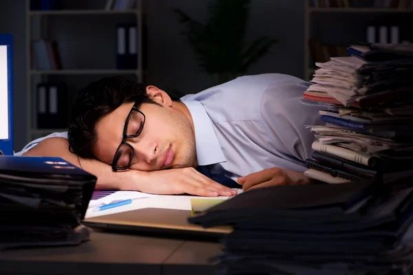 Jeune homme d'affaires travaillant des heures supplémentaires tard dans le bureau — Photo