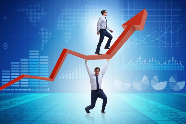 Üzletember támogatja a gazdasági növekedést a grafikonon — Stock Fotó