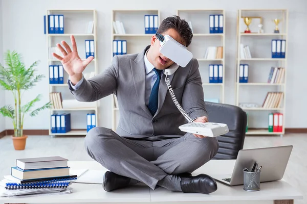 Geschäftsmann meditiert in Virtual-Reality-VR-Brille am Schreibtisch — Stockfoto