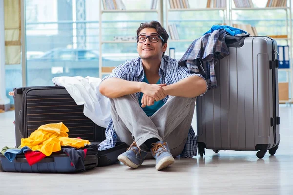 Giovane uomo che si prepara per i viaggi di vacanza — Foto Stock