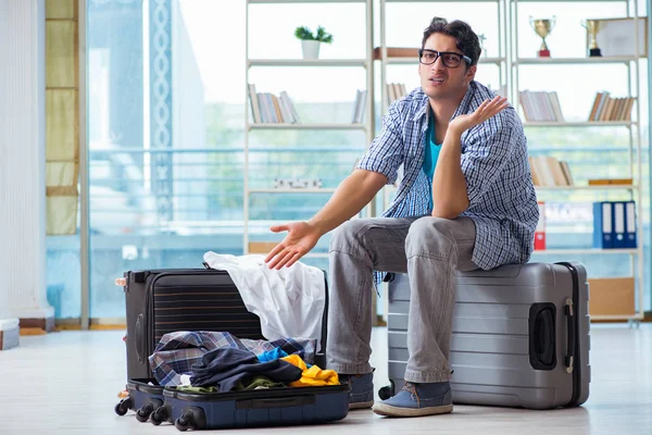 Young man preparing for vacation travel — Stock Photo, Image