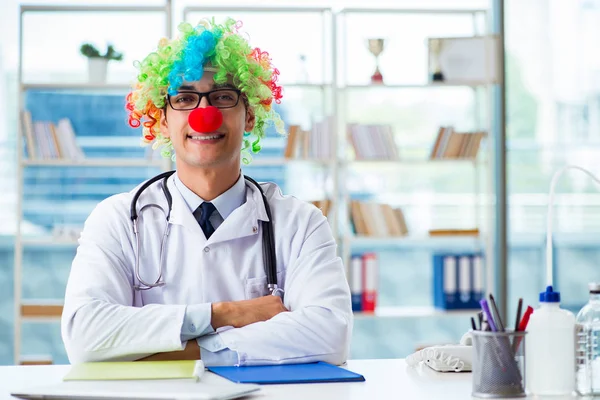 Lustiger Kinderarzt mit Clownsperücke in der Klinik — Stockfoto