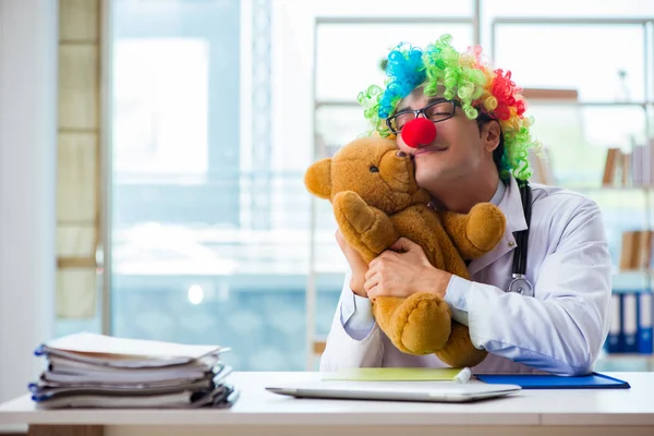 Lustiger Kinderarzt mit Spielzeug in der Klinik — Stockfoto