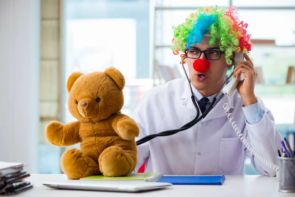 Lustiger Kinderarzt mit Spielzeug in der Klinik — Stockfoto