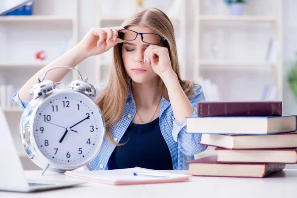 Jovem adolescente estudante se preparando para exames em casa — Fotografia de Stock