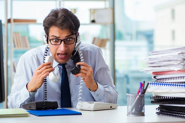 Nieszczęśliwy zły pracownik call center sfrustrowany obciążeniem pracą — Zdjęcie stockowe