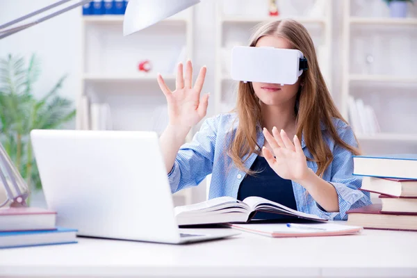 Jonge vrouwelijke student bereidt zich voor op examens met VR bril — Stockfoto