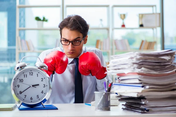 Geschäftsmann mit Boxhandschuhen im Büro — Stockfoto