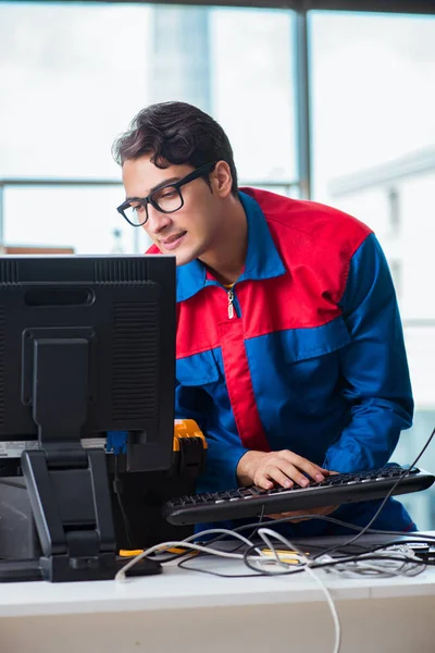 Reparador de computador trabalhando na reparação de computador em oficina de TI — Fotografia de Stock