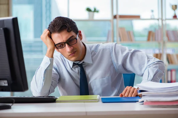 Δυστυχισμένος επιχειρηματίας κάθεται στο γραφείο στο γραφείο — Φωτογραφία Αρχείου