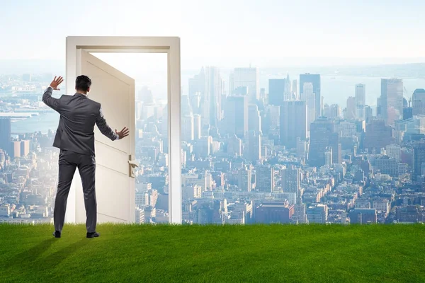 Üzletember áll az ajtó előtt a jövőbe. — Stock Fotó