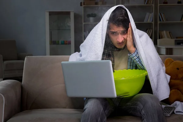 Hombre enfermo haciendo inhalación por la noche en casa — Foto de Stock