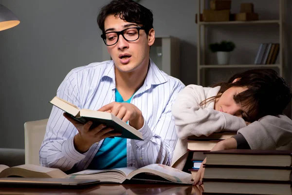 Dva studenti se pozdě připravují na zkoušky — Stock fotografie