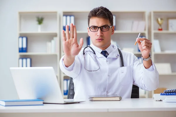 Médico masculino em conceito anti-tabagismo com maço de cigarro — Fotografia de Stock