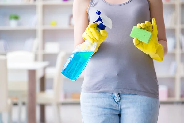 在家打扫卫生的女人 — 图库照片