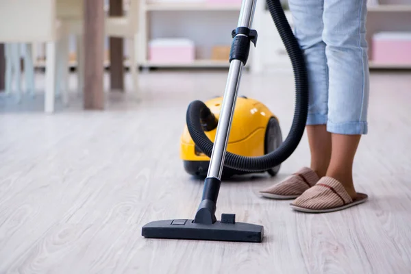 Vrouw aan het schoonmaken thuis met stofzuiger — Stockfoto