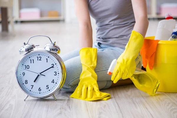 Mujer haciendo limpieza en casa — Foto de Stock