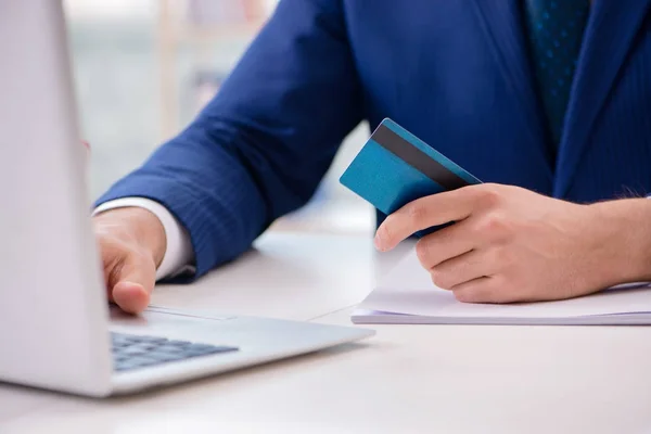 Man paying with credit card online — Stock Photo, Image