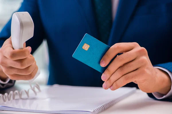 Homem que paga com cartão de crédito online — Fotografia de Stock