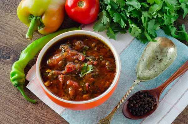 Bol de soupe traditionnelle Borscht sur la table — Photo