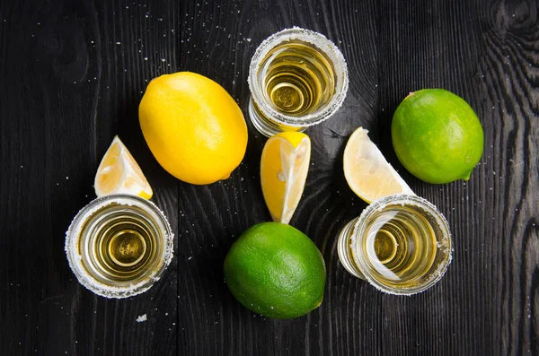 Boisson à la tequila servie dans des verres avec citron vert et sel — Photo