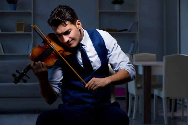 Jeune musicien homme pratiquant le violon à la maison — Photo