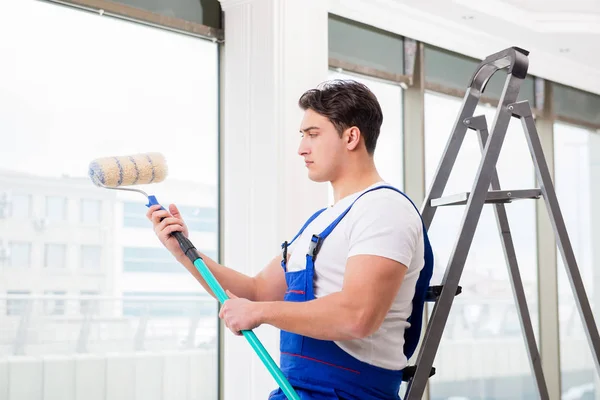 Målare reparatör arbetar på byggarbetsplatsen — Stockfoto