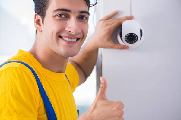 Contractor installing surveillance CCTV cameras in office — Stock Photo, Image