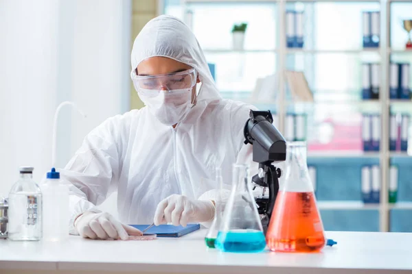 Químico trabajando en el laboratorio — Foto de Stock