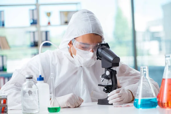 Químico trabalhando no laboratório com produtos químicos perigosos — Fotografia de Stock