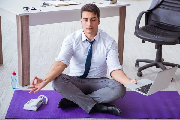 Mann meditiert im Büro zur Stressbewältigung — Stockfoto
