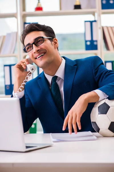 Homme d'affaires jouant au football dans le bureau — Photo