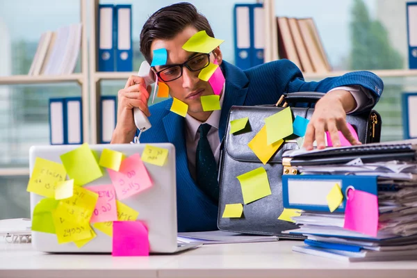 Empresario con notas recordatorias en concepto multitarea —  Fotos de Stock