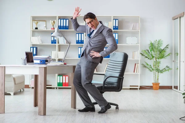 Geschäftsmann hat Spaß bei einer Pause im Büro bei der Arbeit — Stockfoto