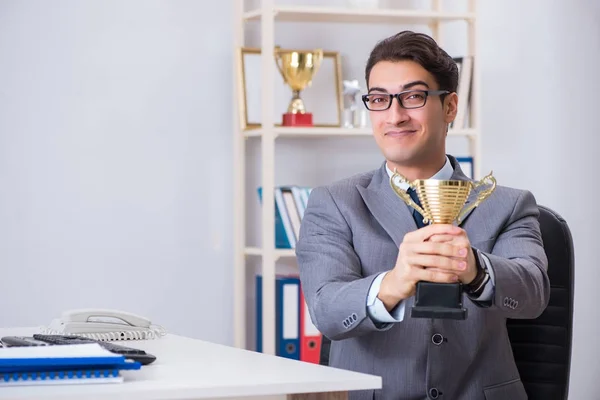 Empresario con copa de premio por logros en el cargo — Foto de Stock