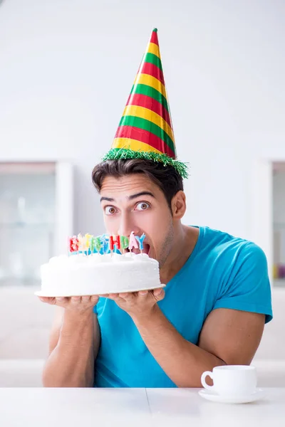 Jovem celebrando aniversário sozinho em casa — Fotografia de Stock
